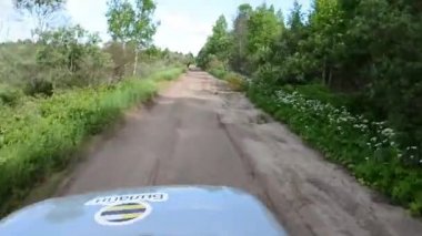 Offroad sürücü bir Rus yolda. SUV otomobil kabin görüntülemek