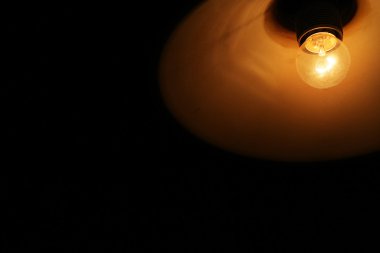 akkor lamba ışığı karanlıkta