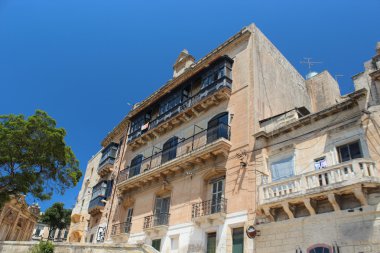 Mdina mavi gökyüzü güneşli bir gün, sokak