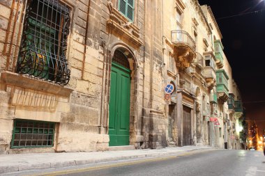 Geceleri Valletta eski sokak