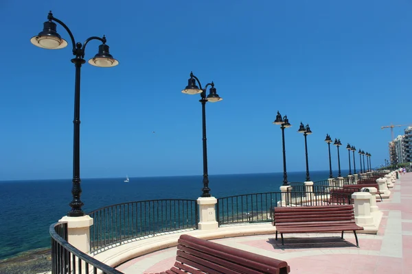 Front de mer avec lumières. Soleil et ciel — Photo