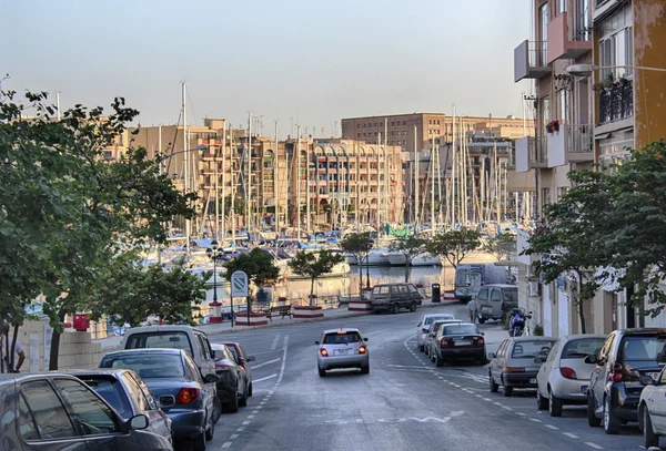 Sokak ve yatlar Gzira Bay (Malta)