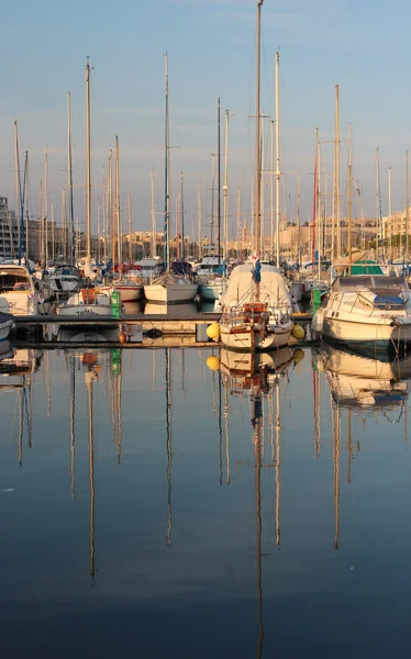 Erken akşam (dikey bir koyda yatlar)