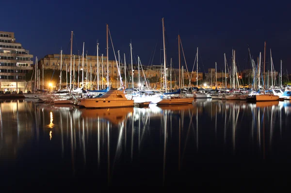 Yachts dans une baie en début de nuit — Photo