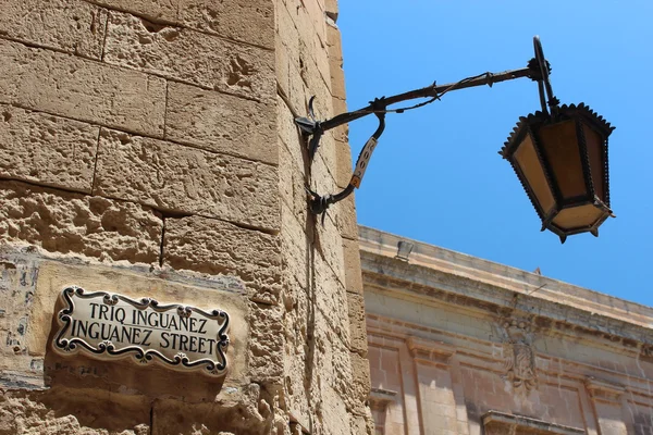 Eski şehirde eski lamba