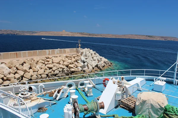 Gozo kanal hattı gezi erken yaz aylarında. Malta.