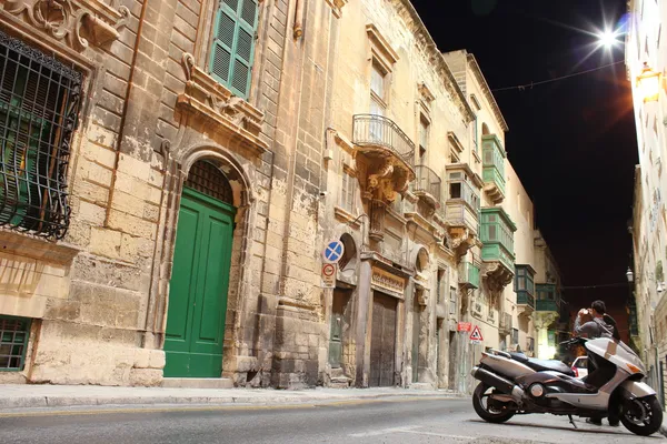 Geceleri Valletta eski sokak