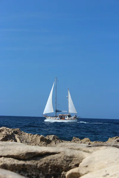 Bateau marchant sur la mer (Vertical ) Images De Stock Libres De Droits