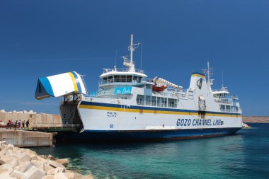 Gozo kanal çizgisinin erken yaz aylarında. Malta.