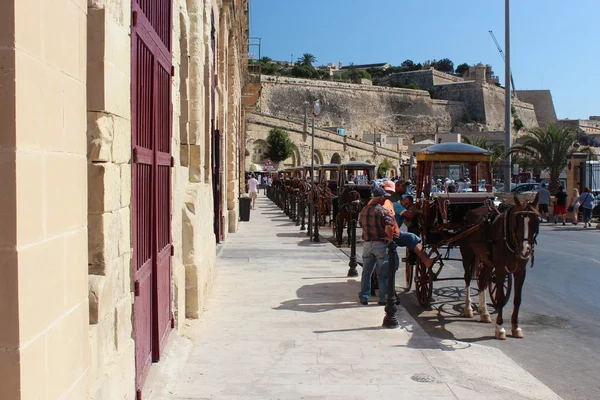 valletta Limanı Caddesi üzerinde arabaları sıraya
