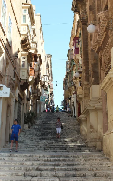 Alte Treppen in der Altstadt von Valletta — Stockfoto