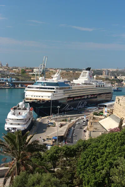 "Mein Schiff 1 "Kreuzfahrtschiffe im Hafen von Valletta Stockbild