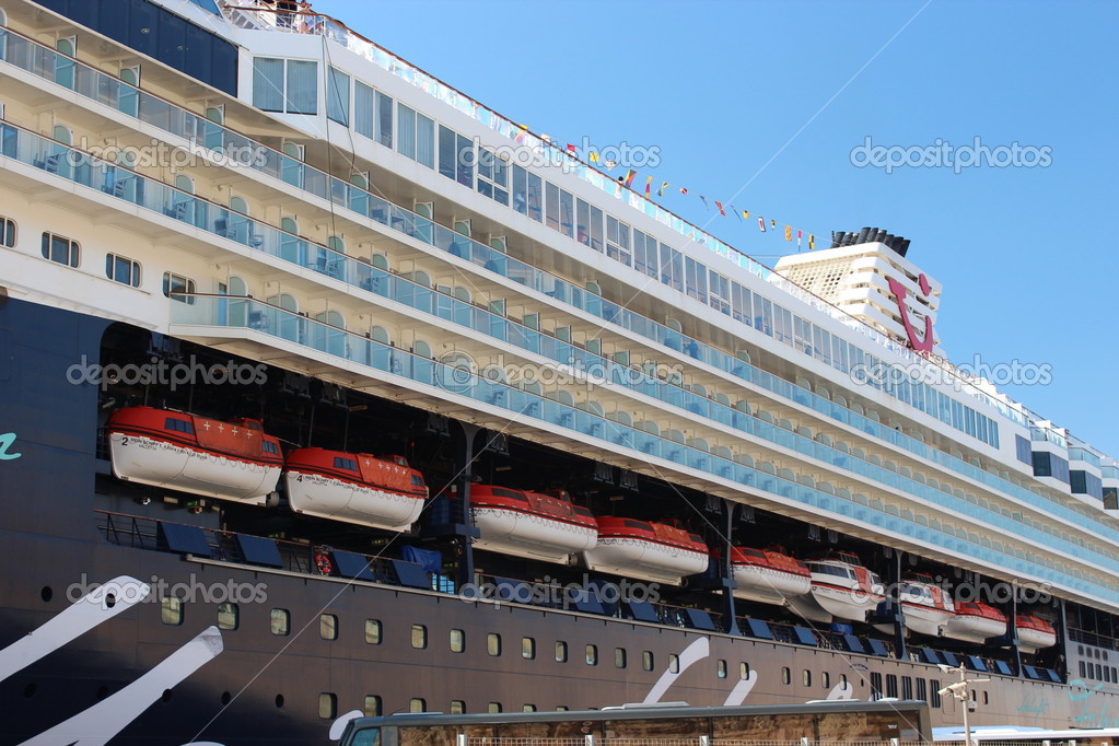 Mein Schiff 1 Kreuzfahrtschiffe Im Hafen Von Valletta