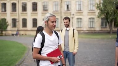 Okul öncesi kampüs parkında bir grup öğrenci.