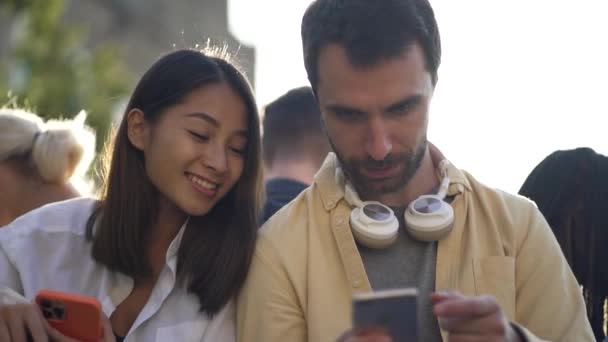 Multi-etnische studenten met behulp van smartphones outdoor — Stockvideo