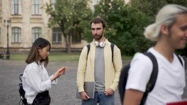 Üniversite öğrencileri dersten sonra dışarıda iletişim kuruyor.