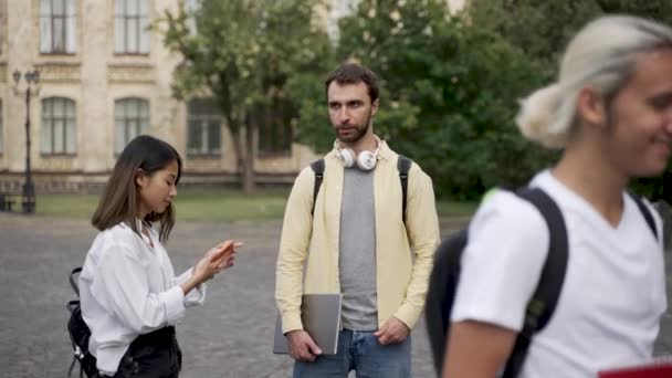 Studenter som kommunicerar utomhus efter lektionen — Stockvideo