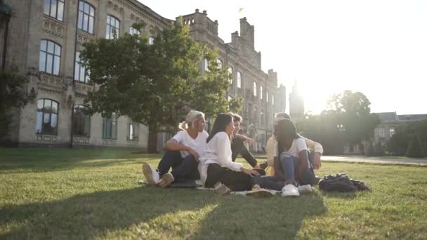 Multiraciální přátelé tráví čas na školním trávníku — Stock video