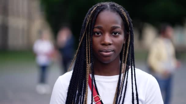 Portret uśmiechniętej afrykańskiej studentki — Wideo stockowe