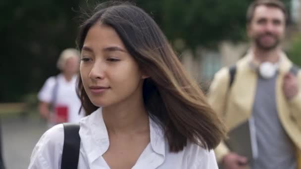 Bastante asiático mujer estudiante yendo a clase al aire libre — Vídeo de stock