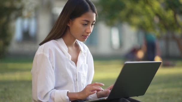 Retrato de joven asiática estudiante al aire libre — Vídeo de stock