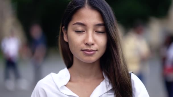 Atractiva chica universitaria sonriendo en la cámara al aire libre — Vídeos de Stock