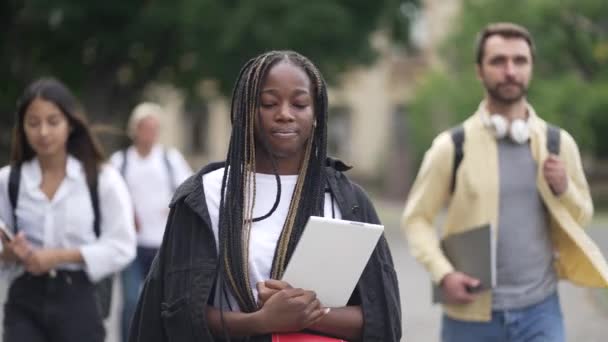 多人種の高校生が授業に行く — ストック動画