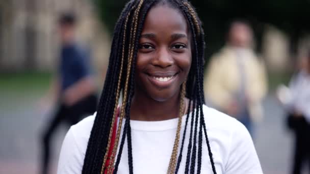 Темнокожая студентка позирует перед камерой — стоковое видео