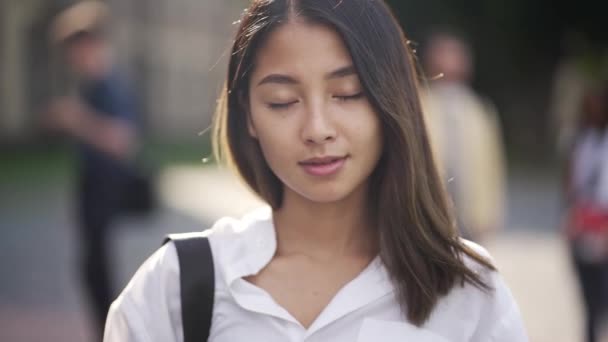 Söt asiatisk flicka student poserar för porträtt video — Stockvideo