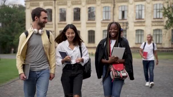 Diverse colegii de clasă chat în timp ce mersul pe jos în aer liber — Videoclip de stoc