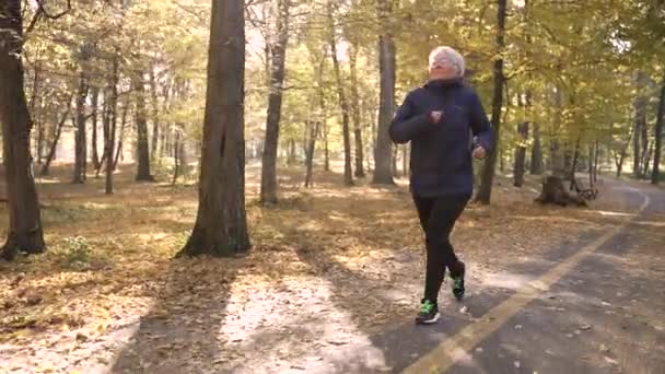 Sporty elderly woman during outdoor cardio workout — Stock videók
