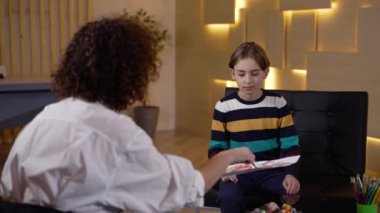 Çocuk danışmanına çizimini açıklayan tatlı çocuk.