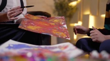 Terapistle randevuda çizim analiz ediliyor