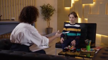 Çocuk psikoloğu çizen hastaları analiz ediyor