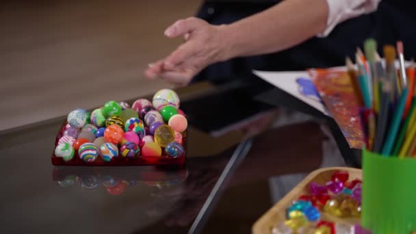 Mão de criança escolhendo bola colorida no terapeuta — Vídeo de Stock