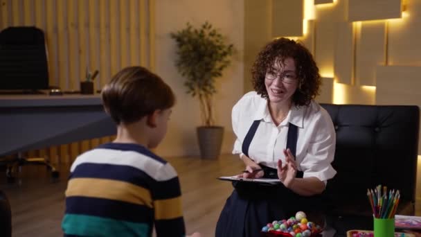 Child psychologist testing boy during counseling — Vídeos de Stock