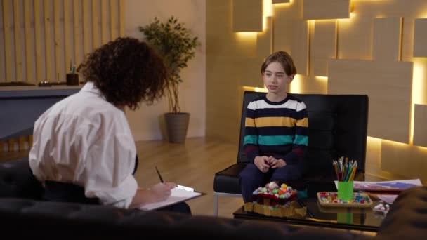 未成年男孩与心理学家分享他的问题 — 图库视频影像