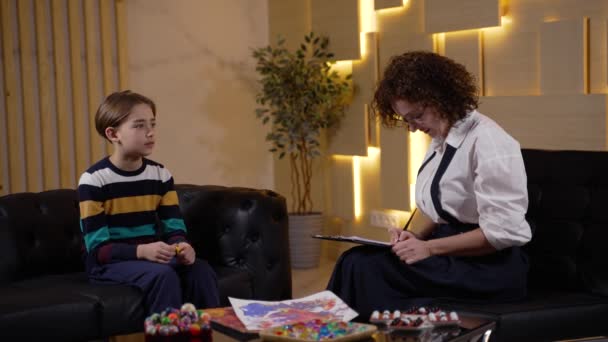 Child counselor during conversation with patient — Stockvideo