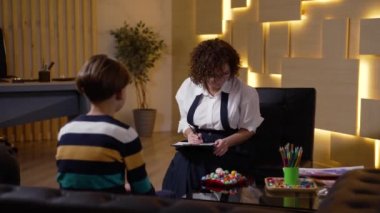 Çocuk terapistiyle iletişim kuran çocuk.