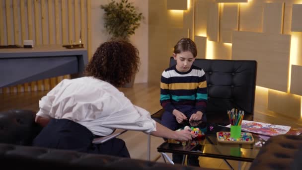 Dzieciak podczas sesji terapeutycznej u terapeuty — Wideo stockowe