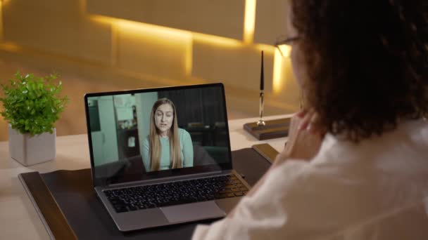 Paciente mulher durante sessão online com terapeuta — Vídeo de Stock