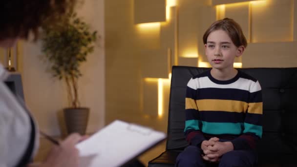 Öppet barn pratar gärna med psykolog — Stockvideo