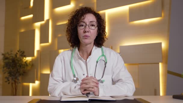 Γυναίκα ιατρός σύμβουλος ασθενή εξ αποστάσεως — Αρχείο Βίντεο