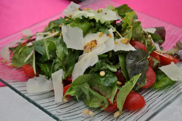 Peynirli yeşil salata