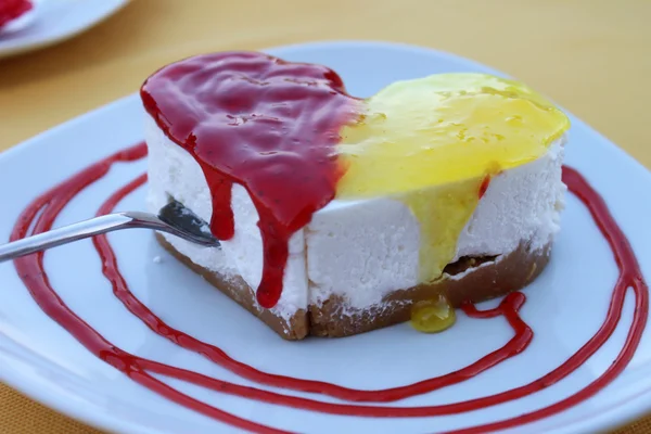 kalp şeklinde cheesecake