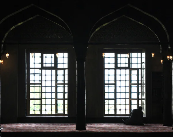 Senior man bidden in de blauwe moskee — Stockfoto