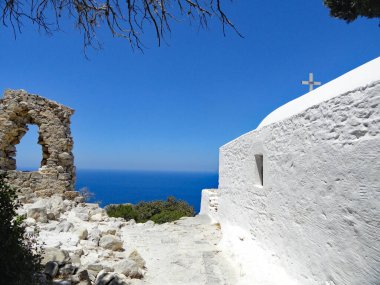 Deniz kenarındaki beyaz şapel, Yunanistan, Rodos