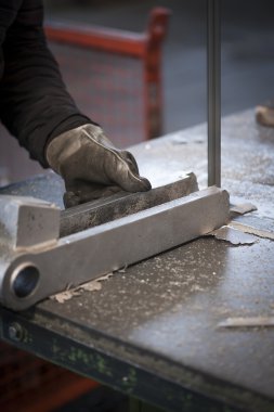 Daire testere ile kesme makinesi işçisi