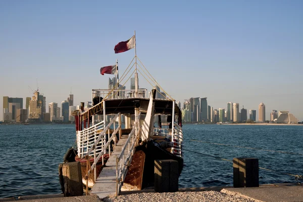 Vissen boot in de doha-qatar haven. — Stockfoto
