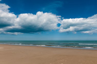 bulutlu gökyüzü ve rimini beach